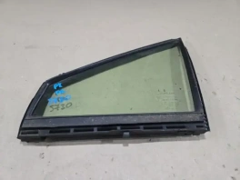 Треугольное стекло передней левой двери Lexus RX 4 OEM 68162-0R060 на белом фоне