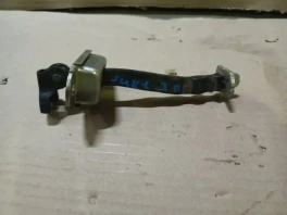 Ограничитель двери задний правый Nissan Juke F15 2010-2019 OEM 82430-1KA0A общий вид на складе
