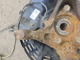 Кулак поворотный левый Toyota Corolla Cross 48068-02190 угловой общий план; Поворотный кулак 48068-02190 Тойота Королла Кросс состояние резьбы; Детальный снимок посадочного места ступицы 48068-02190; Оригинальный кулак Corolla Cross MXGH10 48068-02190 вид сверху