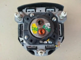 Подушка безопасности в руль Lexus GS 4 2020- 45130-30740-C0 крупным планом для осмотра