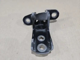 Петля двери верхняя Toyota RAV4 50 XA50 2018- (передняя левая) OEM 68601-42010 на тёмном фоне