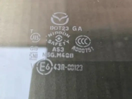 Стекло двери заднее правое Mazda CX-5 (KE) KA0H-72-510, снятое с донорского автомобиля, общий вид на светлом фоне