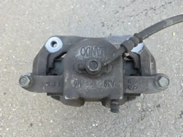 Суппорт тормозной передний левый Hyundai Santa Fe 4 TM OEM 58110-BW250 в трёх проекциях