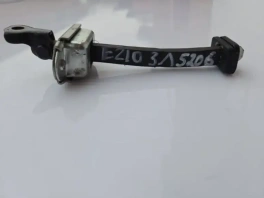 Ограничитель двери Toyota Corolla E210 2018- задний левый 68610-0D030 крупным планом на столе
