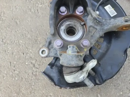 Поворотный кулак Toyota RAV4 50 XA50 правый OEM 43217-0R650 спереди; Кулак поворотный правый Toyota RAV4 50 2018 вид сверху; Ступичное отверстие кулака переднего правого Toyota RAV4 XA50 2018