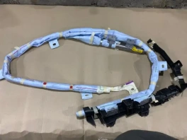 Правая шторка безопасности Лексус RX 4 76360-48160 |
"Галерея фото в разделах": "/upload/iblock/d12/0aapgm8vla9chasfbsnj792i76xkmdc2.webp: Крупный план пиропатрона шторки безопасности Lexus RX 4;
/upload/iblock/81d/zib0hp3aqtdrh9dhfz9yakpxob8sofch.webp: Размещение правой шторки на потолке кузова Лексус RX 4;
/upload/iblock/898/idbsnb9k5sprcyd0gbzpim2jgdqlepw0.webp: Фиксаторы оригинальной шторки 76360-48160;
/upload/iblock/609/db3g27nz7om8t8gs9to5ndpvzxst39fw.webp: Шторка безопасности 353900-7078 — вид сверху после разбора";
"Schema: Product Name": "Шторка безопасности правая Lexus RX 4 (GGL25L) 2015-2022 76360-48160