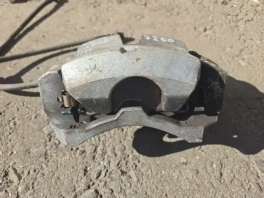 Тормозной суппорт перед правый для Toyota Corolla Cross 2020- OEM 47750-02600 на фоне контрактных запчастей