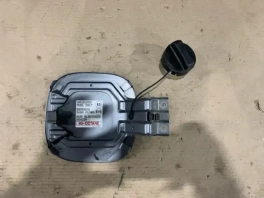 Оригинальный лючок бензобака Mitsubishi Outlander 3 GF OEM 6308A022 с петелькой и замком