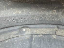 Оригинальный задний правый подкрылок Toyota RAV4 50 XA50 2018-2022 OEM 65637-42030 общий вид двери с автросалона Гарант Разбор