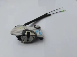 Замок правой передней двери Toyota C-HR 2020- (69030-02511) крупным планом