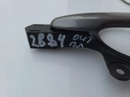 Ручка двери передняя левая Mitsubishi Outlander 3 GF OEM 5716A013 на фоне авторазбора