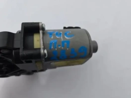 Мотор стеклоподъемника Хендай Туссан TL 2015-2021 передний правый OEM 82460-D3000 на светлом фоне
