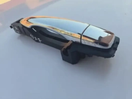 Ручка двери задняя левая оригинал Nissan X-Trail T32R 80640-4CM0A на светлом фоне студии