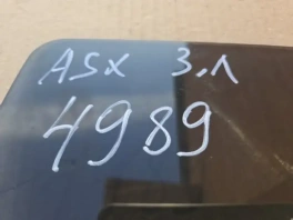 Стекло двери Mitsubishi ASX GA 2010-2023 OEM 5736A679 на фоне стенда