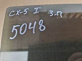 Стекло двери заднее правое Mazda CX-5 (KE) KA0H-72-510, снятое с донорского автомобиля, общий вид на светлом фоне
