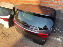Оригинальная крышка багажника Kia Sportage QL 2015-2021 73700-D9080 общий вид