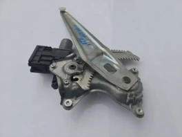 Стеклоподъемный механизм заднего правого стекла Toyota Camry 70 (2017-2023) OEM 8572033300, фронтальный ракурс