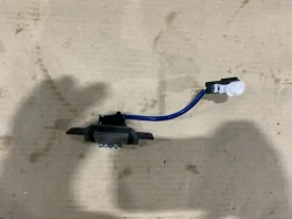 Кнопка открывания багажника Toyota Camry 70 85120-33290 общий вид, оригинальная б/у запчасть на складе