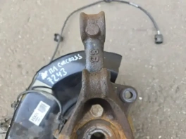 Кулак поворотный левый Toyota Corolla Cross 48068-02190 угловой общий план; Поворотный кулак 48068-02190 Тойота Королла Кросс состояние резьбы; Детальный снимок посадочного места ступицы 48068-02190; Оригинальный кулак Corolla Cross MXGH10 48068-02190 вид сверху