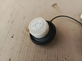 Оригинальный лючок бензобака Nissan X-Trail T32R OEM 788304CC0A на белом фоне