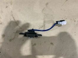 Кнопка открывания багажника Toyota Camry 70 85120-33290 общий вид, оригинальная б/у запчасть на складе