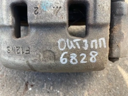 Суппорт тормозной передний правый Mitsubishi Outlander 3 GF 2012-2023 OEM 4605A044 на фоне склада с наклейкой инвентаризации