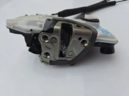 Замок правой передней двери Toyota C-HR 2020- (69030-02511) крупным планом