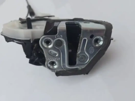 Замок задней правой двери Toyota Camry 70 XV70 OEM 6905048060 общий вид