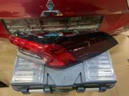 Фонарь задний правый в крыло Toyota Corolla E210 OEM 81551-02D11 на тёмном фоне