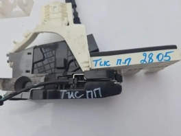 Задняя сторона правого замка двери Hyundai Tucson TL OEM 81320-D7500