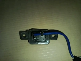 Кнопка открывания багажника Toyota Camry 70 XV70 2017-2023 OEM 8494533040 на светлом фоне