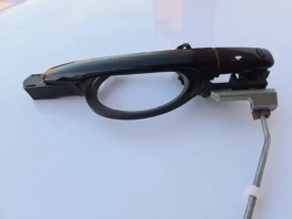 Ручка двери Mitsubishi ASX GA спереди-справа на синем фоне; OEM 5716A014XA