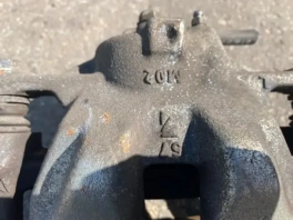 Суппорт тормозной передний левый Toyota Corolla E210 OEM 47750-02190 общий вид с фланцем крепления