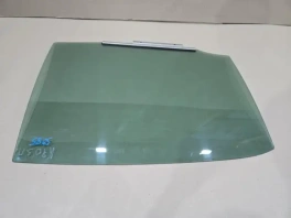 Заднее стекло правой двери Toyota Camry 70 XV70 2017-2023 OEM 6270070P98 общий вид