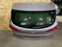 /upload/iblock/a67/pallnk72xjs3m0wkitl7cyw53y2dwqu8.webp: Крышка багажника Hyundai Tucson TL - деталь на стеллаже, OEM 73700-D3090