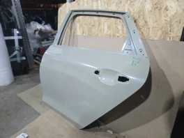 Задняя левая дверь Киа К5 DL3 OEM 77003L2000 на фоне стеллажа