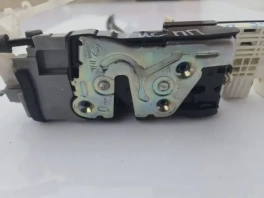 Задняя сторона правого замка двери Hyundai Tucson TL OEM 81320-D7500