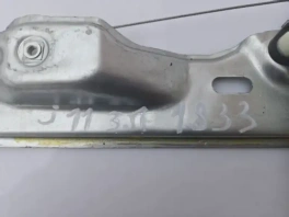 Автоматический стеклоподъемник Nissan Qashqai J11 (2013–2021) задний правый 82700HV00C на фоне стеллажа