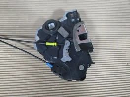 Замок двери Lexus NX передний правый OEM 69080-58080-C0 крупным планом — состояние отличное