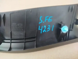 Оригинальная обшивка двери багажника Hyundai Santa Fe 4 TM левая OEM 81730-S1000-NNB вид спереди