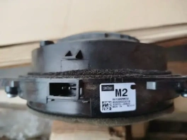 Оригинальный задний левый динамик на Lexus RX 4 OEM 86160-0WW30 крупный план