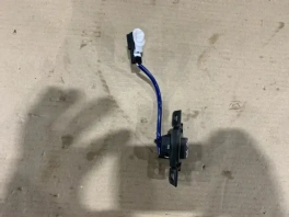 Кнопка открывания багажника Toyota Camry 70 85120-33290 общий вид, оригинальная б/у запчасть на складе