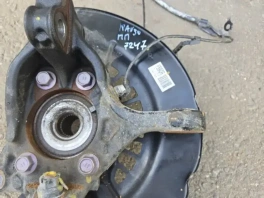 Поворотный кулак Toyota RAV4 50 XA50 правый OEM 43217-0R650 спереди; Кулак поворотный правый Toyota RAV4 50 2018 вид сверху; Ступичное отверстие кулака переднего правого Toyota RAV4 XA50 2018