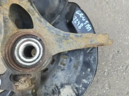 Кулак поворотный правый рамки заднего стекла пятидверного авто 2019г