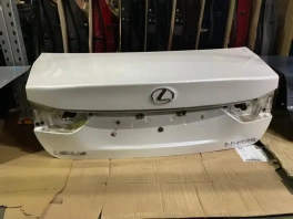 Оригинальная Крышка багажника Lexus GS 4 2020- 64401-30C92 вид спереди