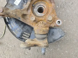 Кулак поворотный левый Toyota Corolla Cross 48068-02190 угловой общий план; Поворотный кулак 48068-02190 Тойота Королла Кросс состояние резьбы; Детальный снимок посадочного места ступицы 48068-02190; Оригинальный кулак Corolla Cross MXGH10 48068-02190 вид сверху