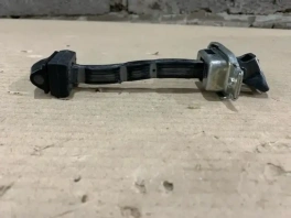 Ограничитель двери Honda CRV 4 RM 2012-2018 передний левый OEM 82630-T0A-A11 крупным планом