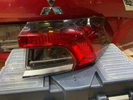 Фонарь задний правый в крыло Toyota Corolla E210 OEM 81551-02D11 на тёмном фоне