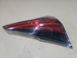 Оригинальный левый фонарь в крышку багажника Toyota RAV4 40 рестайлинг OEM 81560-0R020 с автомобиля 2016 года