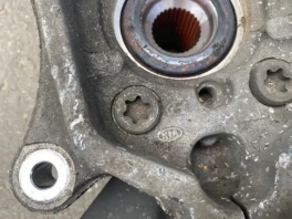 Передний правый поворотный кулак Хендай Санта Фе 4 TM OEM 51714-SJ000 — общий вид